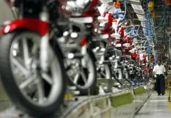 Bajaj Auto selling 11000 bikes in a day- India TV Paisa