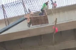 Varanasi: Plate of an Under-construction Flyover Falls on Babatpur Road- India TV Hindi