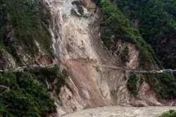 रूद्रप्रयाग में सड़क पर टूटकर गिरा पहाड़, हाईवे नंबर 107 पर मची भगदड़- India TV Hindi