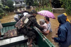 <p>India Army personnel rescue flood affected people in...- India TV Hindi