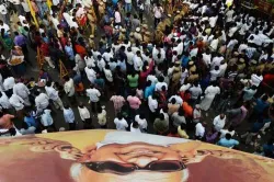 <p>People reached a large number in Rajaji Hall to give...- India TV Hindi