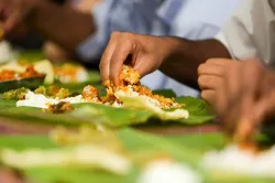 <p>Eating With Your Hands In India</p>- India TV Hindi