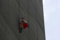 <p>Russian Spiderman arrested after scaling building in...- India TV Hindi