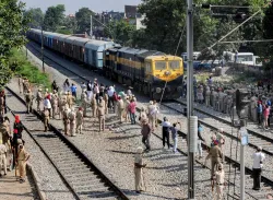 <p>Protest near Amritsar accident site for tracing missing...- India TV Hindi