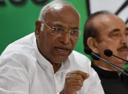 Congress leader Mallikarjun Kharge moves Supreme Court against Centre's move of sending CBI director- India TV Hindi