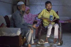 <p>Umar Khan, with his parents shows photos of his younger...- India TV Hindi