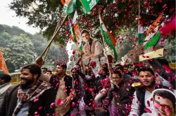 Congress worker display Rahul Gandhi poster at Congress headquarter Delhi- India TV Hindi