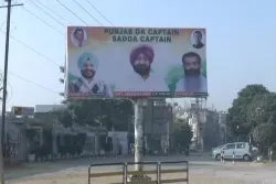 Posters with 'Punjab Da Captain Sadda Captain' printed on them, seen in different parts of Ludhiana- India TV Hindi