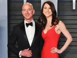 jeff bezos and wife- India TV Paisa