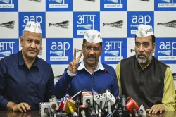 <p>Delhi Chief Minister Arvind Kejriwal flanked by his...- India TV Hindi