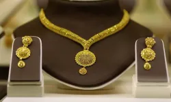 Gold slides on sluggish demand, silver firms up- India TV Paisa