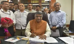 Telecom spectrum auction to be held this year, says ravi shankar Prasad- India TV Paisa