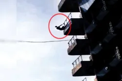 <p>Man climbs terrace of a hotel to end his life; rescued...- India TV Hindi