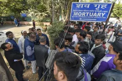 <p>Relatives of Anaj Mandi fire victims wait outside the...- India TV Hindi