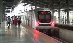 <p>Man commits suicide by jumping in front of Delhi Metro...- India TV Hindi