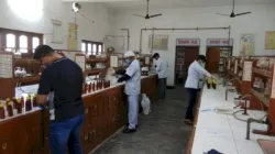 <p>college of gorakshpeeth providing sanitizer and mask to...- India TV Hindi