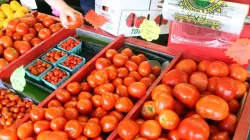 <p>Tomato price Rs 100 in Kolkata </p>- India TV Paisa