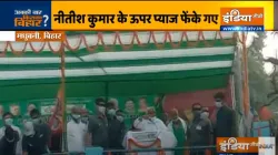 Onions thrown on Nitish Kumar in Madubani watch video । मधुबनी में हुआ नीतीश का विरोध, भाषण देते वक्- India TV Hindi