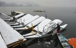 Snowfall affects life in Kashmir Valley- India TV Hindi