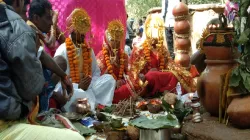 groom married with two brides in bastar jagdalpur watch viral video अनोखी शादी! एक लड़के ने लिए दो - India TV Hindi