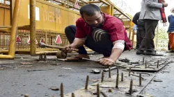 गाजीपुर बॉर्डर पर हलचल तेज, दिल्ली पुलिस नुकीली कीलों को क्यों कर रही है ढीला, जानें पूरी खबर- India TV Hindi