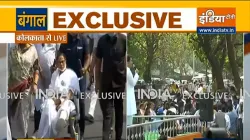 mamata banerjee road show west bengal elections व्हीलचेयर पर प्रचार करने निकलीं ममता, चार लेयर की है- India TV Hindi