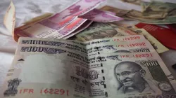 India record 2 lakh covid-19 cases Rupee falls to 75.22 against US dollar - India TV Paisa