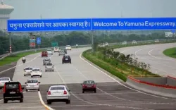 Miscreants loot passengers in a moving bus on Yamuna Expressway- India TV Hindi