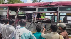 bus accident in sahajahanpur bus collides with tree शाहजहांपुर में सड़क हादसा! सड़क पर खड़े लोगों को- India TV Hindi