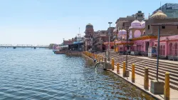 politicians banned for entering on yamuna ghats in mathura मथुरा के पुजारी यमुना में प्रदूषण से नारा- India TV Hindi