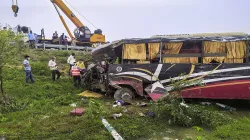 bus truck accident on eastern peripheral expressway एक्सप्रेस-वे पर रफ्तार का कहर! खड़े ट्रक में टकर- India TV Hindi