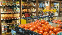 unseasonal rains dampein festivities Retail tomato prices skyrocket up to Rs 100 per kg in metros- India TV Paisa