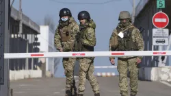 <p>Ukrainian border guards stand at a checkpoint from...- India TV Hindi