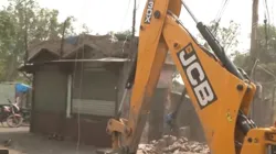 Bulldozer of MCD running in Delhi- India TV Hindi