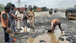 People fed up with broken road are filling pits themselves- India TV Hindi