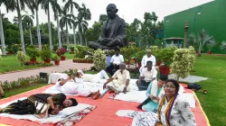 MPs, suspended from the Rajya Sabha, during their protest...- India TV Hindi