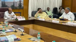 Karnataka's Minister Sleeping during Meeting- India TV Hindi