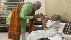 मां का आशीर्वाद लेते पीएम मोदी।- India TV Hindi