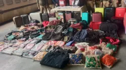 बर्खास्त प्रिंसिपल बेटे संग ट्रेनों के AC कोच में करने लगा चोरी, इतना सामान मिला कि मौके पर करनी पड़ी प्रेस कॉन्फ्रेंस चोरी का सामान बरामद- India TV Hindi