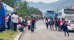 Landslide on Mandi-Kullu highway in first rain of monsoon 15 km long jam- India TV Hindi