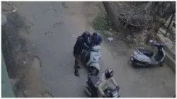 Bengaluru Crime News Two miscreants looted scooty rider by showing sharp weapons CCTV video went vir- India TV Hindi