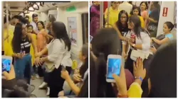 delhi metro viral video of two girls fight google trending video shake your mind- India TV Hindi