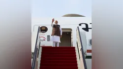 यूएई और कतर का दौरा समाप्त करने के बाद स्वदेश रवानगी करते पीएम मोदी। - India TV Hindi