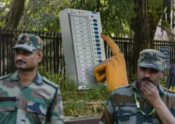 नदी में डूबी EVM लेकर जा रहे अधिकारी की नाव।- India TV Hindi