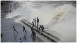 accident at Marine Drive woman slipped and fell into the sea policemen saved her life- India TV Hindi