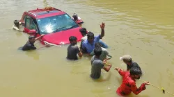 अगर आपने व्यापक कार पॉलिसी चुनी है, तो आप बाढ़ से होने वाले नुकसान या अपने वाहन को होने वाले नुकसान - India TV Paisa