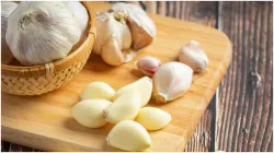 How to use garlic to control cholesterol?- India TV Hindi