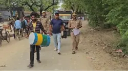  पुलिस ने हिस्ट्रीशीटर का गांव में निकाला जूलुस- India TV Hindi