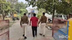 आरोपी को गिरफ्तार कर ले जाती पुलिस- India TV Hindi