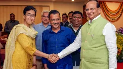 दिल्ली सीएम आतिशी और उपराज्यपाल विनय सक्सेना के साथ पूर्व सीएम अरविंद केजरीवाल- India TV Hindi